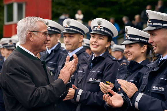 Minister Strobl im Gespräch mit Polizeianwärterinnen und Polizeianwärtern