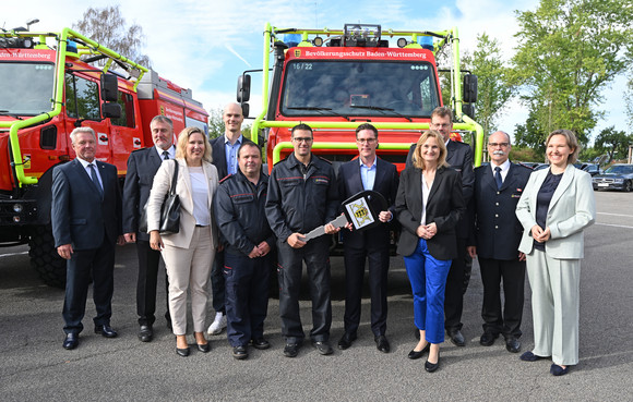 Übergabe neue Tanklöschfahrzeuge Waldbrand für Feuerwehren