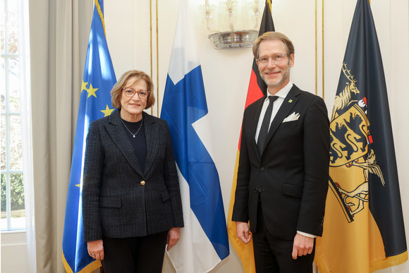 Europa Stegmann empfängt Delegation aus Nordfinnland Staatsminister Dr. Florian Stegmann (rechts) und die Generaldirektorin des Regionalverwaltungsamtes Nordfinnland, Terttu Savolainen (links)