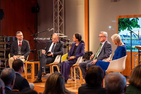 Europa EU-Erweiterung im Mittelpunkt des neunten Donausalons von links nach rechts: Dr. Kai-Olaf Lang, Stiftung Wissenschaft und Politik; S.E. Damir Arnaut, Botschafter von Bosnien und Herzegowina; Miriam Kosmehl, Bertelsmann Stiftung; Dr. Johannes Eigner, Sonderbeauftragter für den Westbalkan der Republik Österreich und Moderatorin Marieluise Beck, Zentrum für Liberale Moderne