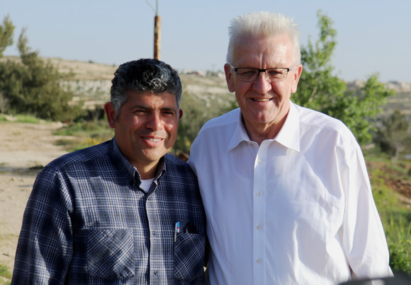 DELEGATIONSREISE Reise nach Israel und in die Palästinensischen Gebiete Ministerpräsident Winfried Kretschmann (r.) beim Besuch der Begegnungsstätte Tent of Nations