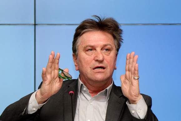 Pressekonferenz Landesregierung stärkt wohnortnahe Pflegestrukturen Der Minister für Soziales und Integration, Manne Lucha (l.), bei der Regierungspressekonferenz