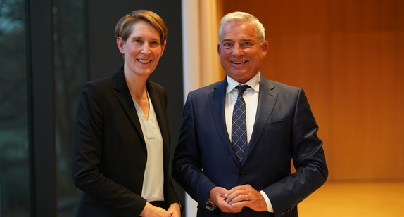 Die neue Landespolizeipräsidentin Dr. Stefanie Hinz mit Innenminister Thomas Strobl. (Bild: Steffen Schmid / Innenministerium Baden-Württemberg)