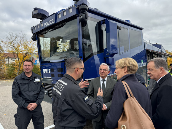 Polizei Erste zentrale Vereidigungsfeier der Polizei Baden-Württemberg Polizeischau bei der zentralen Vereidigungsfeier