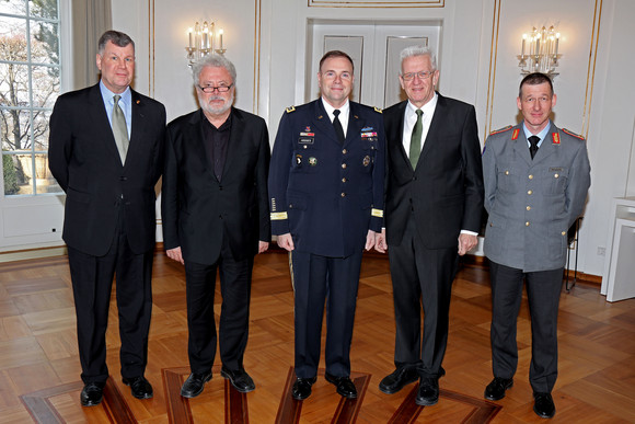 Gespräch Kretschmann empfängt US-General Hodges v.l.n.r.: Michael Anderson (USAREUR-Leiter der Abteilung für Beziehungen zu den Gastgeberstaaten in Europa), Staatsminister Klaus-Peter Murawski, Generalleutnant Frederick Benjamin Hodges, Ministerpräsident Winfried Kretschmann und Brigadegeneral Kai Rohrschneider (Chef des Stabes USAREUR in spe)