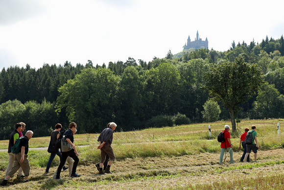 Sommertour Kretschmann wandert mit Bürgerinnen und Bürgern Wanderung zur Burg Hohenzollern: Ministerpräsident Winfried Kretschmann (M.) mit einer Wandergruppe