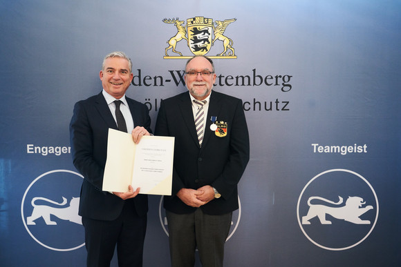 Minister Thomas Strobl verleiht in Stuttgart das neue Bevölkerungsschutz-Ehrenzeichen. Fotograf Steffen Schmid.