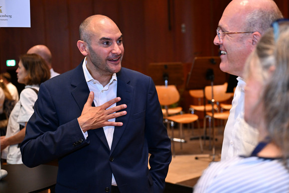 Kabinett Bürgerempfang der Landesregierung in Friedrichshafen Dr. Danyal Bayaz (links), Minister für Finanzen, im Gespräch