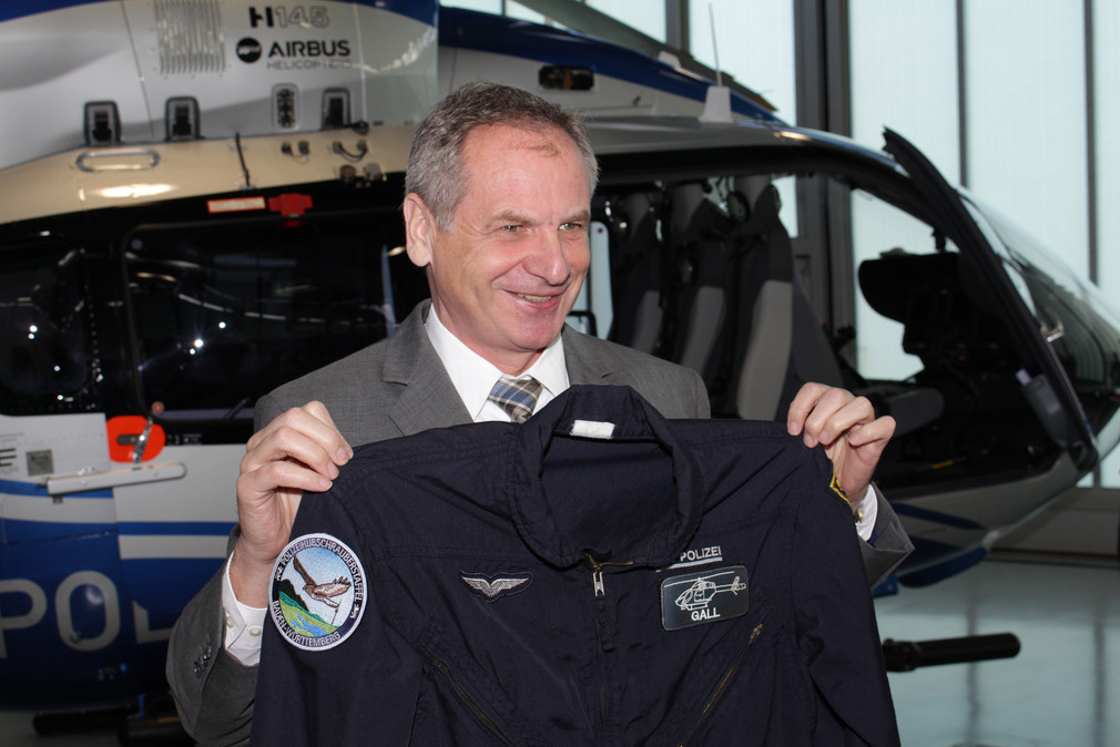 Innenminister Gall bekam von den Mitarbeitern der Hubschrauberstaffel einen Piloten-Overall geschenkt