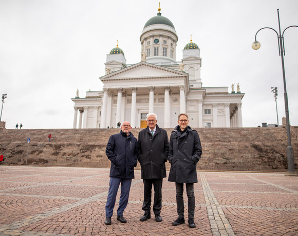 Auslandsbeziehungen Delegationsreise nach Finnland und Schweden Ministerpräsident Winfried Kretschmann (M.), Verkehrsminister Winfried Hermann (l.) und Staatssekretär Dr. Florian Stegmann (r.) vor dem Dom von Helsinki (Finnland) (Bild: Staatsministerium Baden-Württemberg)