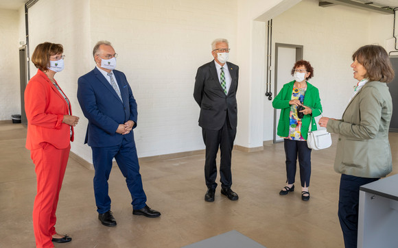 Reise Kretschmann besucht Sachsen-Anhalt v.l.n.r.: Gabriele und Reiner Haseloff, Ministerpräsident von Sachsen-Anhalt, Ministerpräsident Winfried Kretschmann und Ehefrau Gerlinde und Regina Bittner, stellvertretende Bauhaus-Direktorin (Bild: Staatsministerium Baden-Württemberg)