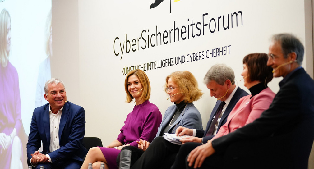 Podiumsdiskussion beim 2. CyberSicherheitsForum mit Thomas Strobl, Digitalisierungsminister, Lena-Sophie Müller, Geschäftsführerin der Initiative D21 e.V. und Sachverständige der Enquete Kommission „Künstliche Intelligenz“ des Bundestags, Frau Prof. Dr. habil. Jana Koehler, Direktorin am Deutschen Forschungszentrum für Künstliche Intelligenz GmbH (DFKI) in Saarbrücken, Andreas Schütze, Amtschef des Ministeriums für Inneres, Digitalisierung und Migration, Prof. Dr. Gabi Dreo Rodosek, Leiterin des Lehrstuhls für Kommunikationssysteme und Netzsicherheit der Universität der Bundeswehr München, und Karl-Heinz Streibich, Präsident von acatech – Deutsche Akademie der Technikwissenschaft München (v.l.n.r.).