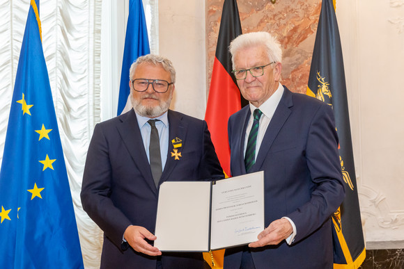 Auszeichnung Verdienstorden des Landes an 23 verdiente Persönlichkeiten Ministerpräsident Winfried Kretschmann (rechts) und Prof. Tobias Rehberger (links)