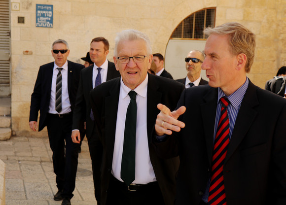 DELEGATIONSREISE Reise nach Israel und in die Palästinensischen Gebiete Ministerpräsident Winfried Kretschmann (M.) in der Altstadt von Jerusalem