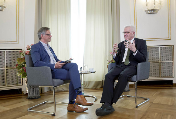 Dialog Online-Bürgersprechstunde mit dem Ministerpräsidenten Ministerpräsident Winfried Kretschmann (r.) und Regierungssprecher Rudi Hoogvliet (l.)