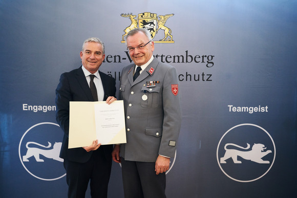 Minister Thomas Strobl verleiht in Stuttgart das neue Bevölkerungsschutz-Ehrenzeichen. Fotograf Steffen Schmid.