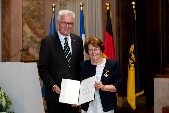Auszeichnung Verdienstorden des Landes an 19 verdiente Persönlichkeiten Ministerpräsident Winfried Kretschmann (l.) und Dr. Ellen Breckwoldt (r.)