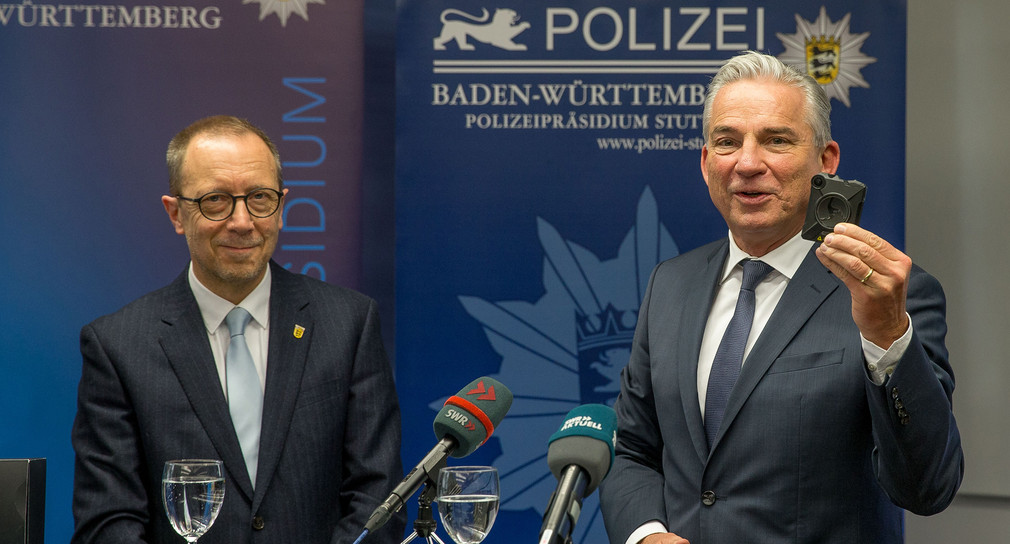 Innenminister Thomas Strobl (r.) mit Landespolizeipräsident Gerhard Klotter (l.) bei der Vorstellung der Bodycam. (Bild: © Lichtgut/Leif Piechowski)