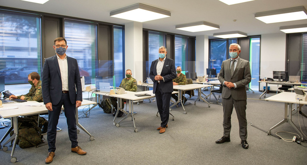 Bundeswehrsoldaten unterstützen in der Pandemie im Landratsamt Heilbronn, Innenminister Thomas Strobl macht sich vor Ort ein Bild.