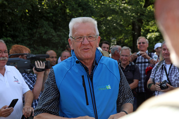 Sommertour Kretschmann wandert mit Bürgerinnen und Bürgern Wasserfallsteig in Bad Urach: Ministerpräsident Winfried Kretschmann (M.)