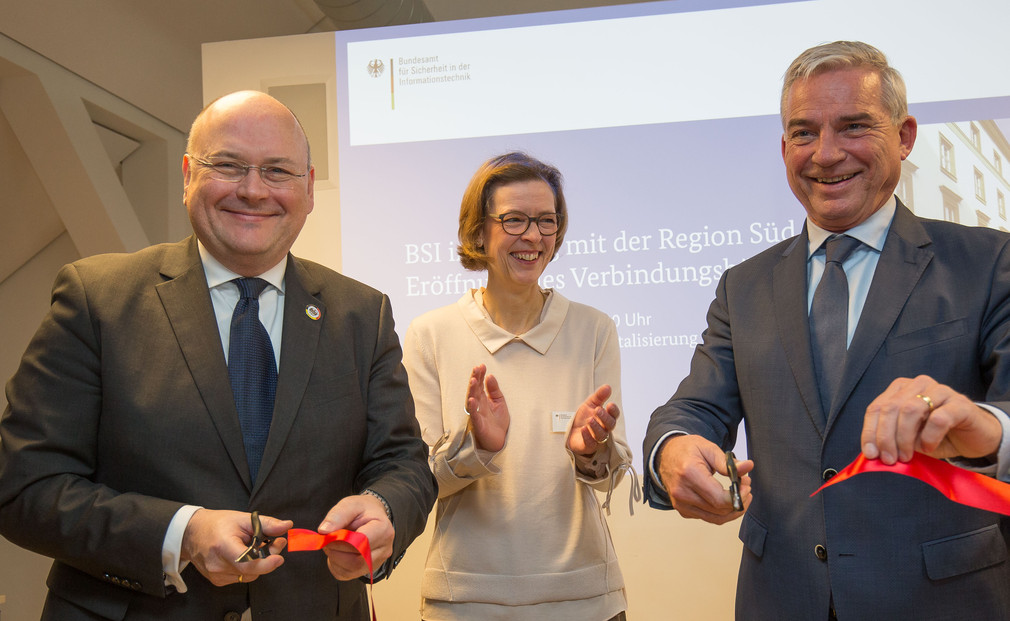 BSI-Präsident Arne Schönbohm und Minister Thomas Strobl eröffnen das BSI-Verbindungsbüro Süd in Stuttgart.