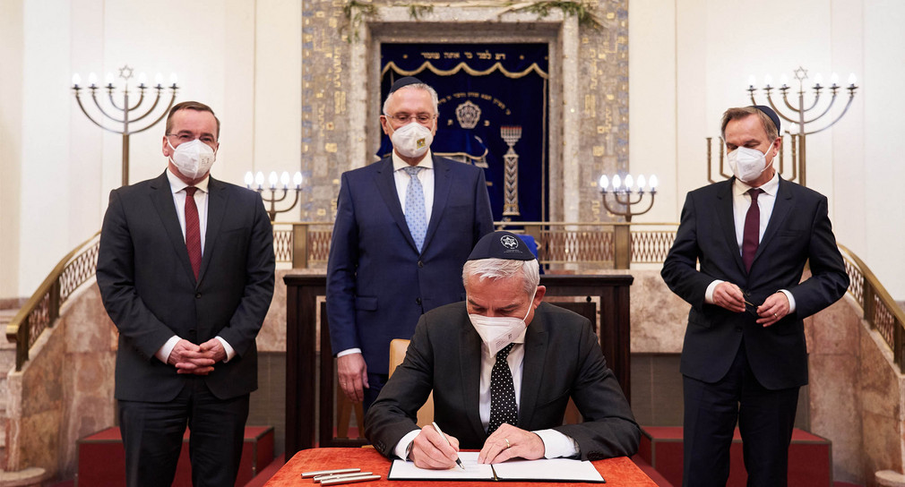(von links nach rechts:) Innenminister Boris Pistorius, Innenminister Joachim Herrmann, Innenminister Thomas Strobl und Staatssekretär im Bundesministerium des Innern, für Bau und Heimat Hans-Georg Engelke bei der Unterzeichnung der Stuttgarter Erklärung