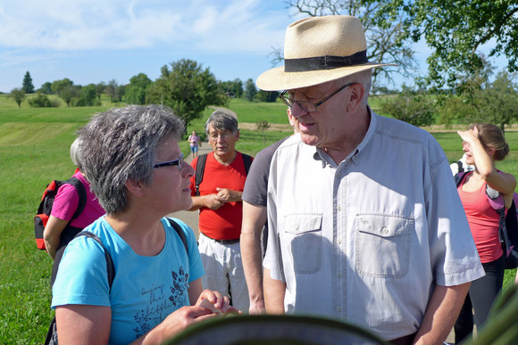 Sommertour Kretschmann wandert mit Bürgerinnen und Bürgern Bei Hülben: Ministerpräsident Winfried Kretschmann (r.) im Gespräch