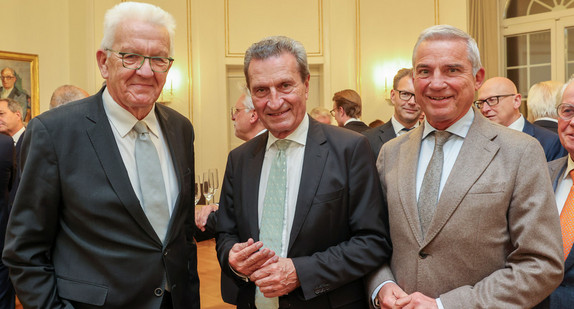 Ministerpräsident Winfried Kretschmann (links), der ehemalige Ministerpräsident Günther H. Oettinger (Mitte) und Stv. Ministerpräsident und Innenminister Thomas Strobl (rechts)