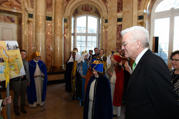 Hilfsaktion Kretschmann empfängt Sternsinger Ministerpräsident Winfried Kretschmann und seine Frau Gerlinde mit Sternsingern