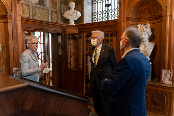 Reise Kretschmann besucht Sachsen-Anhalt v.l.n.r.: Brigitte Mang, Direktorin der Kulturstiftung Dessau-Wörlitz, Ministerpräsident Winfried Kretschmann und Reiner Haseloff, Ministerpräsident von Sachsen-Anhalt, im Schloss Wörlitz (Bild: Staatsministerium Baden-Württemberg)