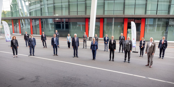Gesundheit Dritte Jahresveranstaltung des Forums Gesundheitsstandort Gruppenbild mit Teilnehmenden der dritten Jahresveranstaltung des Forums Gesundheitsstandort Baden-Württemberg, unter anderen mit Ministerpräsident Winfried Kretschmann (achter von links).