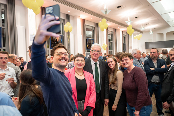 Kabinett Bürgerempfang der Landesregierung in Bad Schussenried Ein Selfie mit Ministerpräsident Winfried Kretschmann (Mitte)