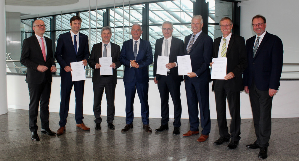 Unterzeichnung des Konsortialvertrages ‚Digitale Landkreise@bw‘ in Stuttgart. Von links nach rechts: Dr. Alexis von Komorowski (Lankreistag), Landrat Zeno Danner (Konstanz), Landrat Stefan Bär (Tuttlingen), Stellvertretender Ministerpräsident und Digitalisierungsminister Thomas Strobl, Landrat Dr. Christoph Schnaudigel (Karlsruhe), Landrat Dr. Heiko Schmid (Biberach), Landrat Roland Bernhard (Böblingen), Landrat Joachim Walter (Präsident Landkreistag).