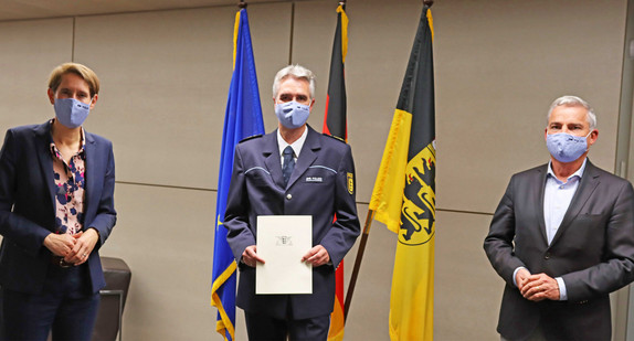 Landespolizeipräsidentin Stefanie Hinz (l.) mit dem neuen Inspekteur der Polizei, Andreas Renner (M.), und Innenminister Thomas Strobl (r.)