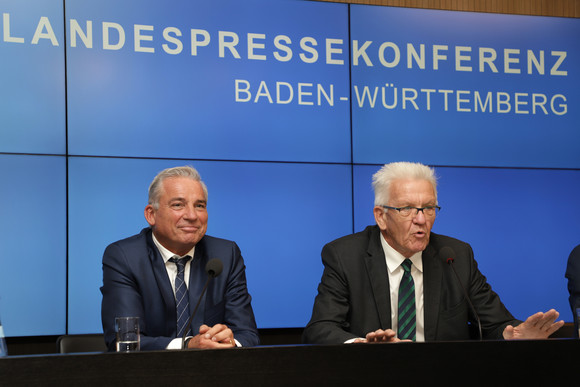 Pressekonferenz Land stärkt Schutz jüdischer Einrichtungen Ministerpräsident Winfried Kretschmann (r.) und Innenminister Thomas Strobl (l.) bei der Regierungspressekonferenz (Bild: Staatsministerium Baden-Württemberg)