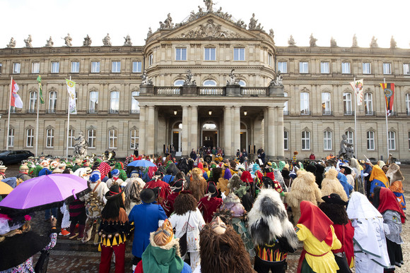 Fastnacht Närrischer Staatsempfang der Landesregierung Die Narren beim Närrischen Staatsempfang vor dem Neuen Schloss in Stuttgart (Bild: Staatsministerium Baden-Württemberg)