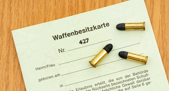 Waffenbesitzkarte und Munition. Quelle: Fotolia