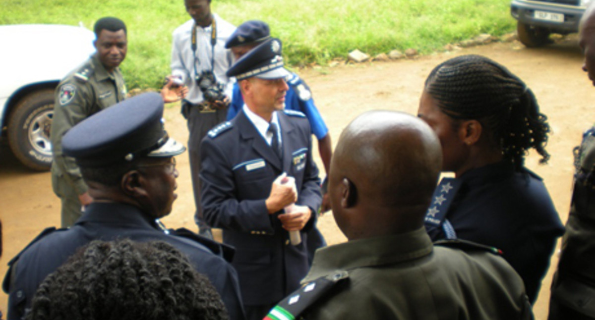 Befehlsausgabe in Sierra Leone. Quelle: Polizei Baden-Württemberg