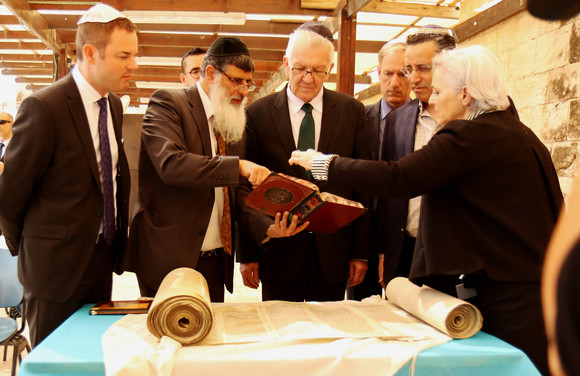 DELEGATIONSREISE Reise nach Israel und in die Palästinensischen Gebiete Ministerpräsident Winfried Kretschmann (M.) bei der Übergabe einer Tora