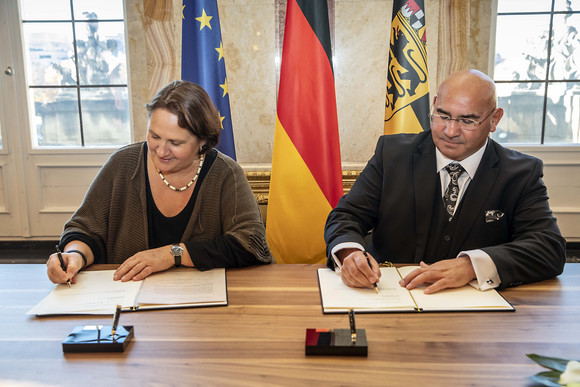 Minderheiten Staatsvertrag mit Landesverband der Deutschen Sinti und Roma Staatsministerin Theresa Schopper (l.) und Daniel Strauß (r.), Vorsitzender des Landesverbands Deutscher Sinti und Roma (Bild: Staatsministerium Baden-Württemberg)