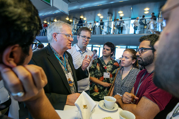 Forschung Nobelpreisträger-Schifffahrt 2019 Wissenschaftler im Gespräch auf der „MS Sonnenkönigin“ (Bild: © Staatsministerium Baden-Württemberg)