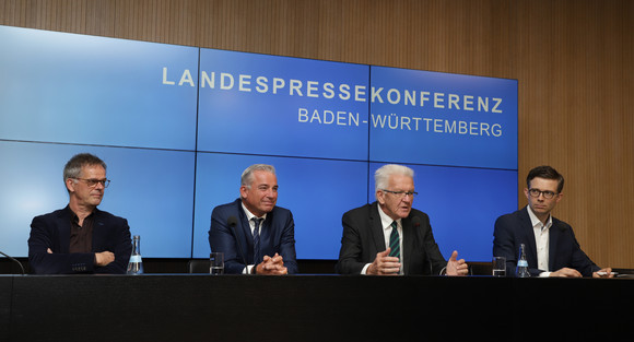 Pressekonferenz Land stärkt Schutz jüdischer Einrichtungen v.l.n.r.: Regierungssprecher Rudi Hoogvliet, Innenminister Thomas Strobl, Ministerpräsident Winfried Kretschmann und der Vorsitzende der Landespressekonferenz Baden-Württemberg, Anno Knüttgen, bei der Regierungspressekonferenz (Bild: Staatsministerium Baden-Württemberg)