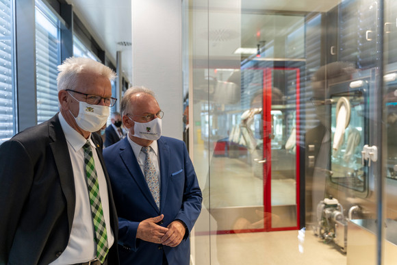 Reise Kretschmann besucht Sachsen-Anhalt Ministerpräsident Winfried Kretschmann (l.) und Reiner Haseloff (r.), Ministerpräsident von Sachsen Anhalt, bei der Firma IDT Biologika in Dessau-Rosßlau (Bild: Staatsministerium Baden-Württemberg)