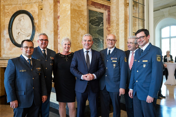 Minister Thomas Strobl verleiht in Stuttgart das neue Bevölkerungsschutz-Ehrenzeichen. Fotograf Steffen Schmid.