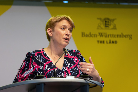 Wissenschaft Nobelpreisträger-Schifffahrt auf dem Bodensee Andrea Lindlohr, Staatssekretärin im Ministerium für Landesentwicklung und Wohnen Baden-Württemberg, bei ihrer Ansprache