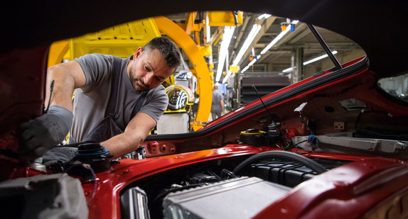 Ein Mitarbeiter der Porsche AG montiert im Porsche-Stammwerk in Stuttgart-Zuffenhausen einen Porsche 718 Cayman. (Foto: dpa)