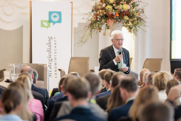 Strategiedialog Gesellschaftsvertrag zur Zukunft der Landwirtschaft Ministerpräsident Winfried Kretschmann spricht zu den Teilnehmenden