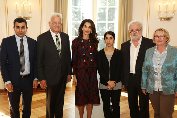 Menschenrechte Kretschmann empfängt künftige UN-Sonderbotschafterin (v.l.n.r.) Vorsitzender der Hilfsorganisation Yazda, Murad Ismael; Ministerpräsident Winfried Kretschmann, Amal Clooney, Nadia Murad, Staatsminister Klaus Peter Murawski, Wissenschaftsministerin Theresia Bauer.