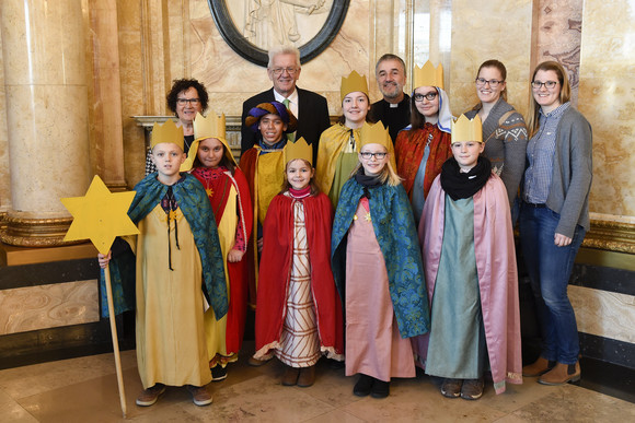 Hilfsaktion Kretschmann empfängt Sternsinger Ministerpräsident Winfried Kretschmann und seine Frau Gerlinde mit Sternsingern von der Seelsorgeeinheit Hockenheim