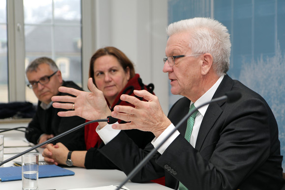 Pressekonferenz Humanitäres Engagement mit Projekten im Nordirak v.l.n.r.: Arne Braun, Stellvertretender Sprecher der Landesregierung, Staatssekretärin Theresa Schopper und Ministerpräsident Winfried Kretschmann
